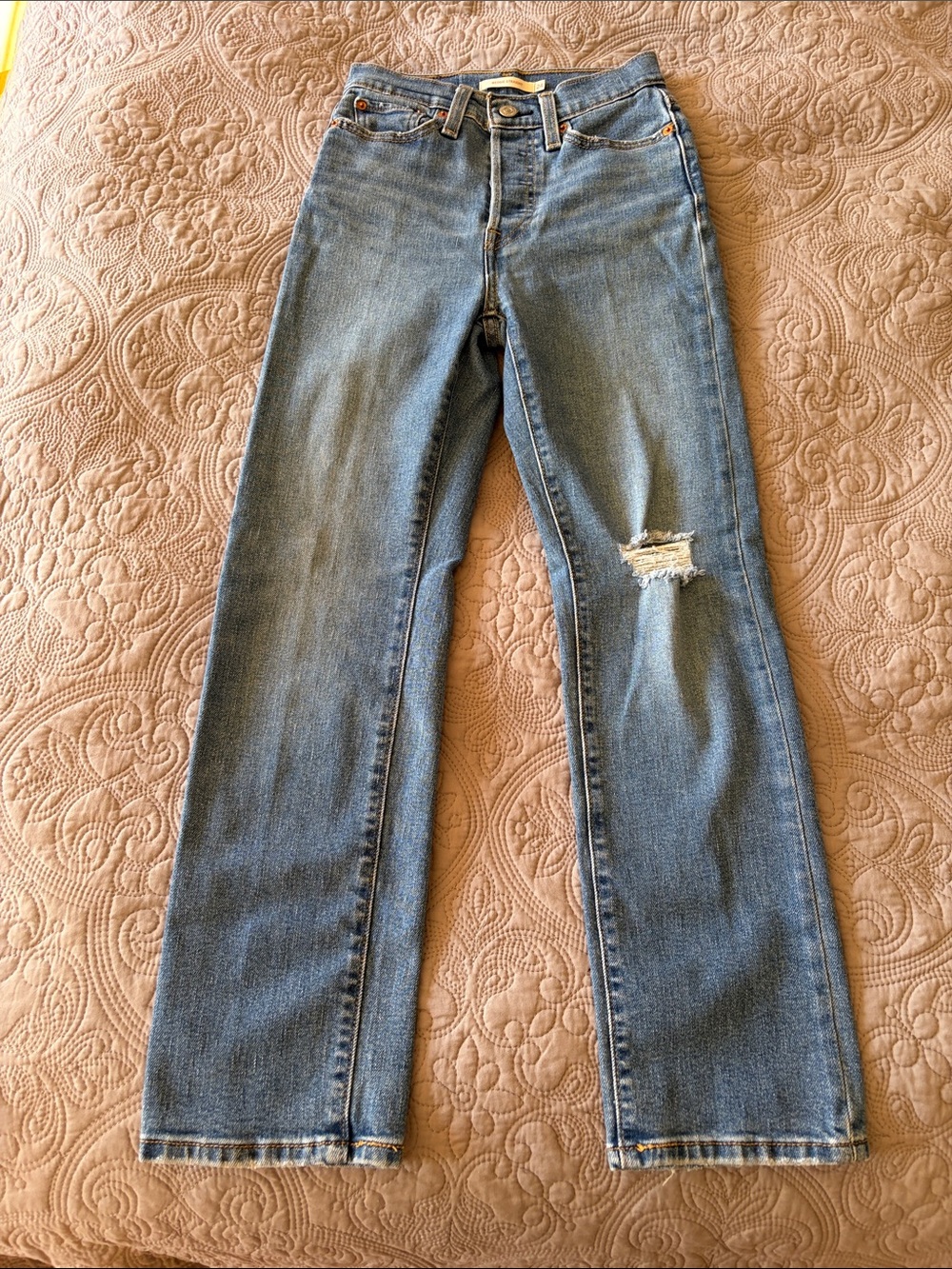 Levi’s Women's Straight-Leg Button FlyJeans with Knee Distress, 24 x 28